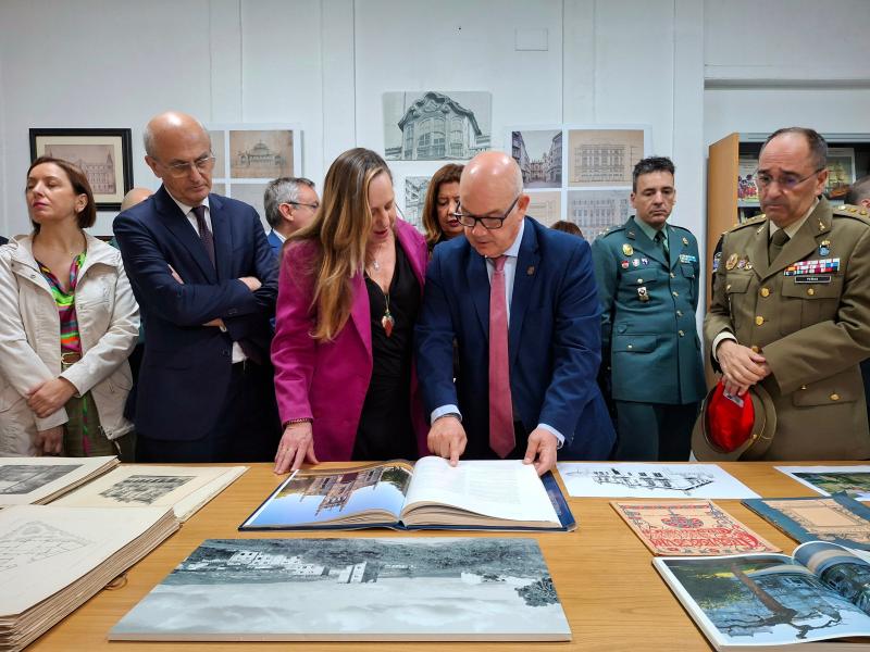 Eladio Santos asiste a la inauguración de la exposición Eladio Santos asiste a la inauguración de la exposición